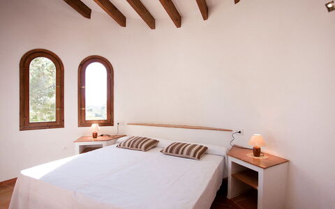 Luz Y Paz: Slaapkamer, Bed, Meubilair, Kamer, Eigendom, Laken, Muur, Bed Frame, Interieur Ontwerp, Bedding