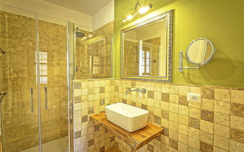 Villa Amadeo: Badkamer, Kamer, Eigendom, Interieur Ontwerp, Tegel, Geel, Gebouw, Muur, Onroerend Goed, Verdieping