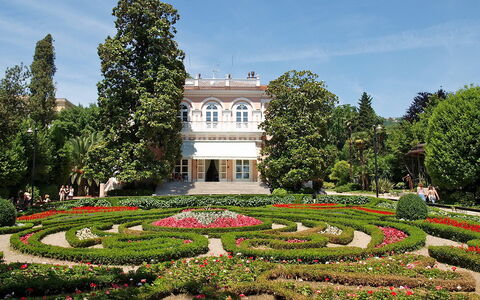 Opatija 106: Bloem, Fabriek, Lucht, Gebouw, Plantengemeenschap, Natuur, Boom, Plantkunde, Haag, Wolk
