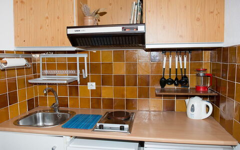 Saint Cyr sur Mer la Madrague 100: Countertop, Kamer, Keuken, Cabinetry, Eigendom, Meubilair, Plank, Tegel, Fornuis, Huis