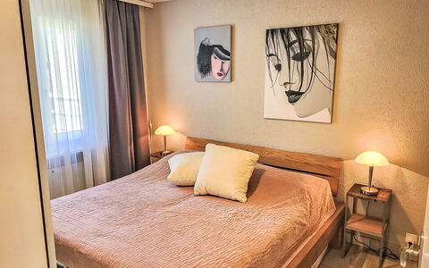 Collina Verde B: Meubilair, Bed, Slaapkamer, Interieur Ontwerp, Bedding, Muur, Laken, Verdieping, Hout, Flooring