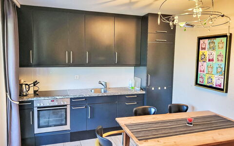 Collina Verde B: Meubilair, Flooring, Interieur Ontwerp, Verdieping, Keuken, Hout, Countertop, Cabinetry, Toestel Van De Keuken, Stoel