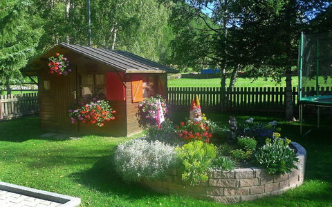 Amara: Werf, Tuin, Eigendom, Gras, Huis, Huis, Natuurlijk Landschap, Backyard, Gazon, Verblijf