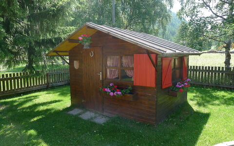 Amara: Schuur, Garden Gebouwen, Gebouw, Backyard, Huis, Verblijf, Werf, Blokhut, Gras, Outdoor Structuur