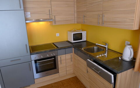 Amara: Countertop, Keuken, Kamer, Cabinetry, Eigendom, Fornuis, Meubilair, Major Appliance, Geel, Verdieping