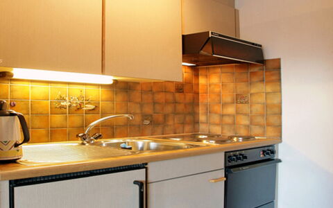 Leukerbad 550: Countertop, Cabinetry, Eigendom, Keuken, Kamer, Meubilair, Wastafel, Verlichting, Fornuis, Geel