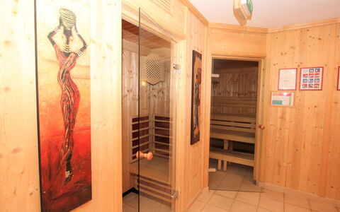 Mayrhofen 700: Gebouw, Interieur Ontwerp, Hout, Flooring, Verdieping, Muur, Deur, Kunst, Hal
