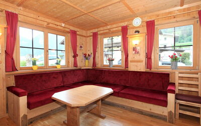 Schwendau 700.3: Meubilair, Venster, Eigendom, Tafel, Fabriek, Bankstel, Hout, Flooring, Woonkamer, Verdieping