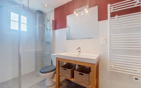 Sables Blancs: Badkamer, Loodgieterswerkinrichting, Flooring, Interieur Ontwerp, Muur, Verdieping, Wastafel In De Badkamer, Kraan, Plafond, Wastafel