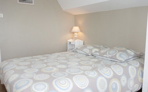 Sables Blancs: Slaapkamer, Bed, Meubilair, Laken, Kamer, Bedding, Eigendom, Bed Frame, Matras, Muur