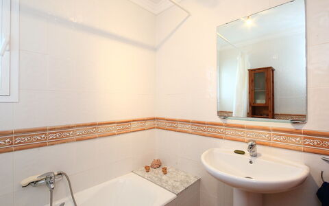 Pla del Mar: Badkamer, Eigendom, Kamer, Interieur Ontwerp, Kraan, Tegel, Bad, Muur, Gebouw, Huis
