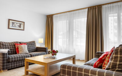 Wohnungsnr. 21 230.8: Meubilair, Tafel, Bankstel, Fotolijst, Venster, Comfort, Gordijn, Hout, Woonkamer, Interieur Ontwerp