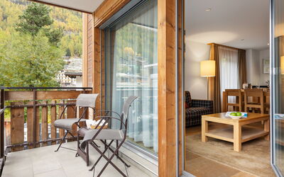 Wohnungsnr. 24 230.6: Eigendom, Meubilair, Tafel, Hout, Interieur Ontwerp, Comfort, Woonkamer, Schaduw, Flooring, Verdieping