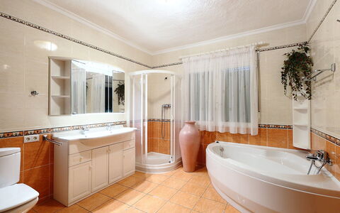 Sara: Badkamer, Kamer, Eigendom, Tegel, Interieur Ontwerp, Verdieping, Bad, Gebouw, Onroerend Goed, Huis