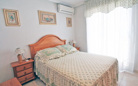 Tamarit Beach: Slaapkamer, Bed, Eigendom, Kamer, Meubilair, Laken, Bedding, Bed Frame, Interieur Ontwerp, Verdieping