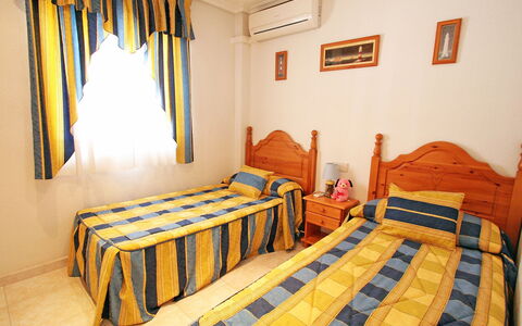 Tamarit Beach: Slaapkamer, Bed, Kamer, Meubilair, Laken, Eigendom, Bed Frame, Interieur Ontwerp, Geel, Bedding