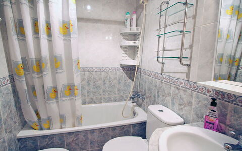 Tamarit Beach: Badkamer, Eigendom, Kamer, Toilet, Interieur Ontwerp, Tegel, Badkamer Accessoire, Loodgieterswerkinrichting, Architectuur, Wc Bril