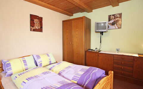 Hussl: Slaapkamer, Bed, Kamer, Meubilair, Laken, Eigendom, Bedding, Bed Frame, Plafond, Muur