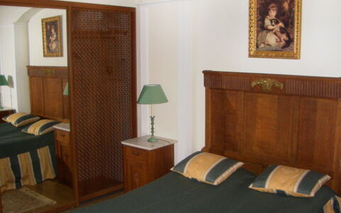 Rynek Starego Miasta: Kamer, Meubilair, Slaapkamer, Bed, Eigendom, Gebouw, Laken, Bed Frame, Interieur Ontwerp, Onroerend Goed