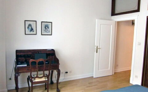 Rynek Starego Miasta: Kamer, Eigendom, Meubilair, Verdieping, Muur, Huis, Gebouw, Interieur Ontwerp, Slaapkamer, Hardwood