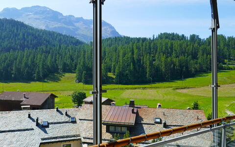 Residenz Cresta Kulm B26: Lucht, Gebouw, Venster, Boom, Huis, Berg, Land Lot, Hoogland, Biome, Hout