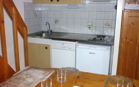 Capbreton 606: Kamer, Countertop, Keuken, Eigendom, Cabinetry, Meubilair, Tegel, Fornuis, Verdieping, Gebouw