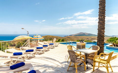 Cala Torta Na Lluny: Lucht, Wolk, Tafel, Water, Meubilair, Badplaats, Stoel, Blauw, Fabriek, Azure