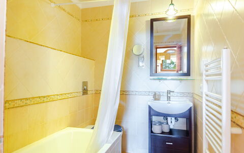 Cala Torta Na Lluny: Spiegel, Loodgieterswerkinrichting, Bad, Eigendom, Kraan, Gebouw, Cabinetry, Badkamerkast, Lade, Badkamer