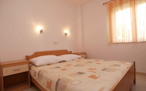 Vodice 401: Slaapkamer, Bed, Meubilair, Kamer, Eigendom, Laken, Matras, Bed Frame, Muur, Verdieping