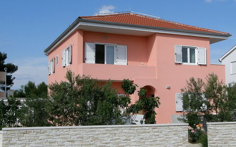 Vodice 401: Lucht, Fabriek, Gebouw, Eigendom, Venster, Wolk, Huis, Deur, Boom