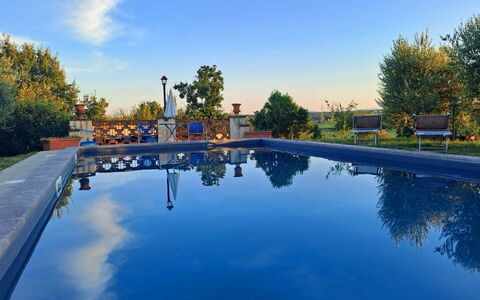 Fattoria la Gabola: Water, Lucht, Fabriek, Watervoorraden, Eigendom, Wolk, Blauw, Azure, Boom, Architectuur