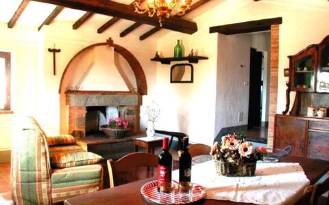 Fattoria la Gabola: Woonkamer, Kamer, Eigendom, Interieur Ontwerp, Meubilair, Gebouw, Huis, Huis, Onroerend Goed, Tafel