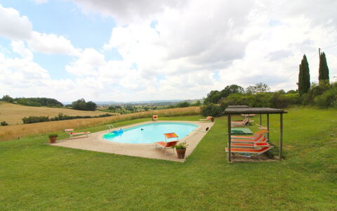 Santa Vittoria: Wolk, Lucht, Fabriek, Boom, Zwembad, Land Lot, Schaduw, Gras, Buitenmeubels, Cumulus