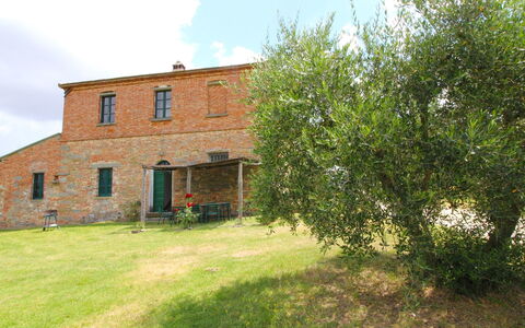 Santa Vittoria: Fabriek, Wolk, Gebouw, Lucht, Venster, Natuurlijk Landschap, Boom, Huis, Land Lot, Gras