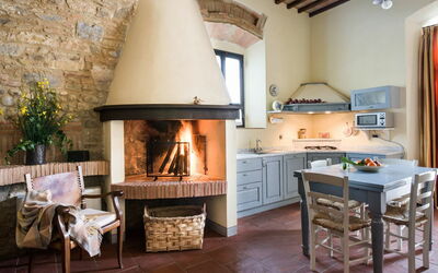 Gorgoli: Haard, Kamer, Fireplace, Eigendom, Meubilair, Interieur Ontwerp, Steenoven, Gebouw, Woonkamer, Tafel