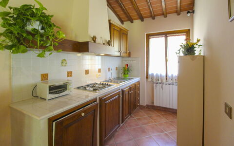 Le Balze: Keuken, Countertop, Hout, Interieur Ontwerp, Toestel Van De Keuken, Flooring, Meubilair, Major Appliance, Kamer, Verlichting