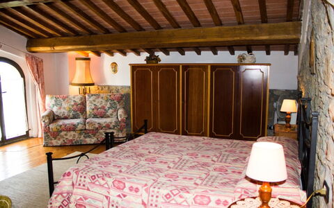 La Greppia: Kamer, Slaapkamer, Bed, Eigendom, Meubilair, Gebouw, Interieur Ontwerp, Huis, Laken, Architectuur