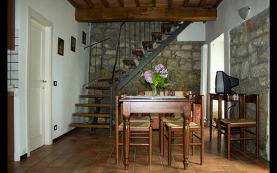 Il Fienile: Kamer, Meubilair, Gebouw, Eigendom, Verdieping, Interieur Ontwerp, Huis, Houten Vloer, Hardwood, Tafel