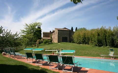 Agriturismo Bevignano: Wolk, Lucht, Fabriek, Water, Gebouw, Azure, Natuurlijk Landschap, Boom, Land Lot, Gras