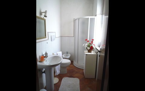 Nonno Tobia: Kamer, Wit, Eigendom, Badkamer, Interieur Ontwerp, Huis, Meubilair, Gebouw, Verdieping, Wastafel