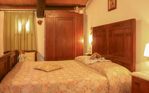 Country House Il Galleto: Bed, Meubilair, Bedding, Slaapkamer, Interieur Ontwerp, Laken, Hout, Plafond, Linens, Verdieping