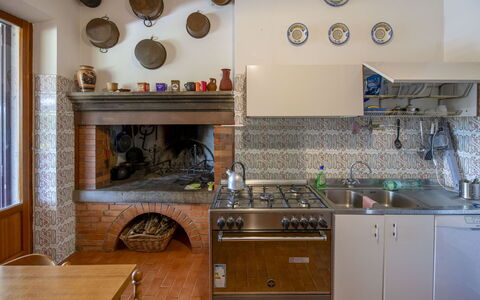 Casa Grion: Keuken, Toestel Van De Keuken, Major Appliance, Fornuis, Flooring, Interieur Ontwerp, Fornuis, Kamer, Gasfornuis, Countertop
