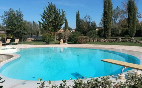Pieve di Sant Ippolito: Water, Lucht, Fabriek, Eigendom, Zwembad, Natuur, Azure, Boom, Zwemwater, Schaduw