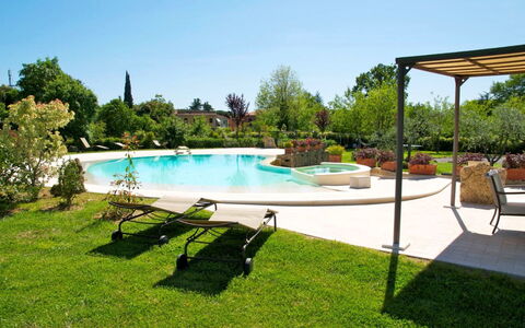Pieve di Sant Ippolito: Water, Fabriek, Lucht, Gebouw, Zwembad, Azure, Boom, Schaduw, Buitenmeubels, Gras