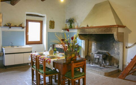 Casa Rossa: Muur, Meubilair, Huis, Tafel, Stoel, Keuken En Eettafel, Beits, Kamerplant, Eetkamer