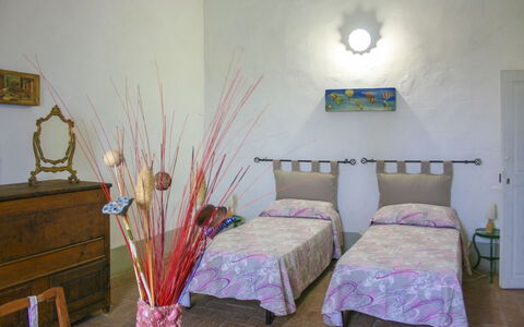 Casa Rossa: Bed, Slaapkamer, Meubilair, Bedding, Laken, Interieur Ontwerp, Linens, Textiel, Verdieping, Flooring