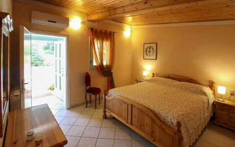 Pagliazzone: Meubilair, Plafond, Flooring, Interieur Ontwerp, Verdieping, Bed, Kamer, Stoel, Slaapkamer, Toevlucht