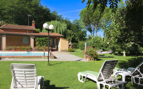 Pagliazzone: Zwembad, Buitenmeubels, Toevlucht, Backyard, Gazon, Tuin, Werf, Schaduw, Landgoed, Eco Hotel
