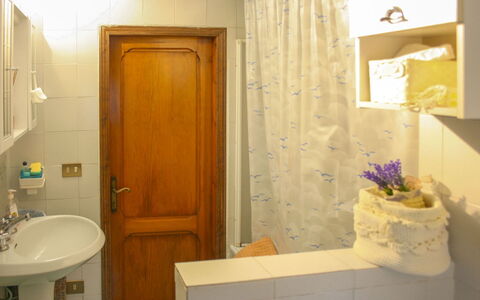 La Rogaia: Muur, Wastafel In De Badkamer, Loodgieterswerkinrichting, Interieur Ontwerp, Flooring, Verdieping, Badkamer, Kamer, Loodgieter, Kraan