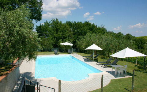 Podere San Bono: Water, Eigendom, Wolk, Lucht, Zwembad, Fabriek, Azure, Schaduw, Boom, Buitenmeubels